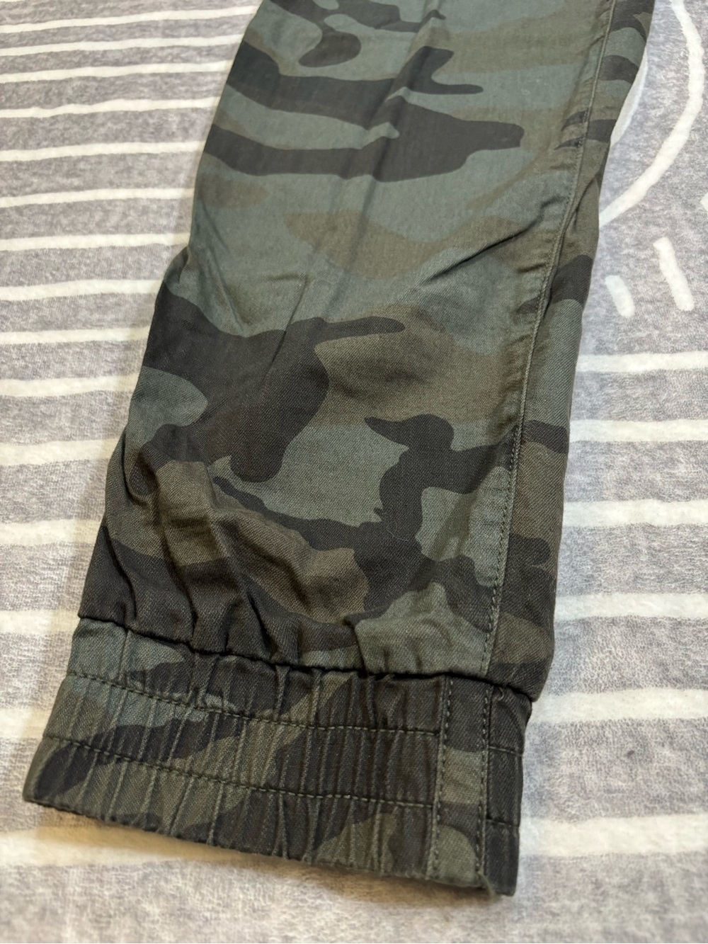 TNA Aritzia Camo Joggers, Medium, Army Green, Camo Green, Streetwear - Picture 5 of 8